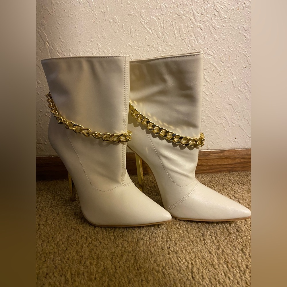Selling these white cute high heels boots ! Brand new!